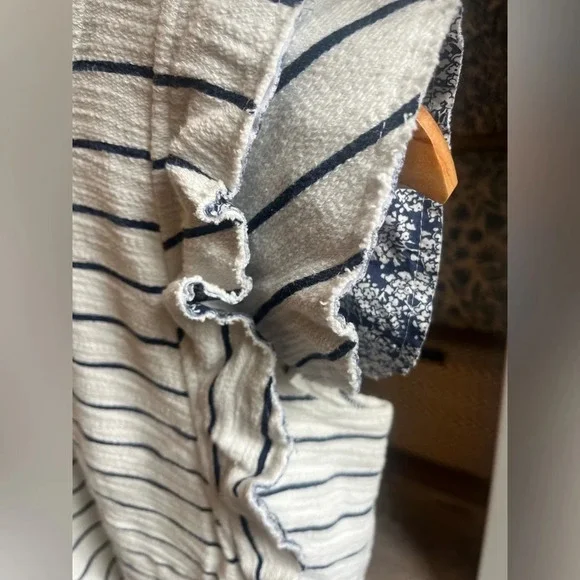 Anthropologie LIKE NEW ruffle sleeve top XS - Picture 5 of 11